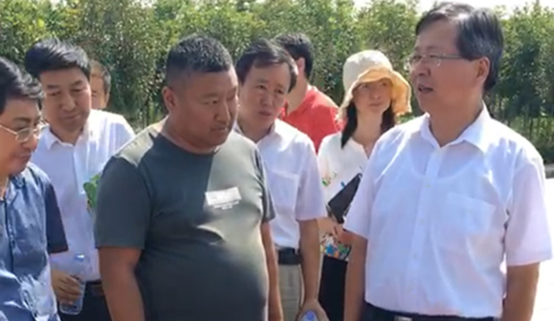 農(nóng)業(yè)部及負(fù)責(zé)領(lǐng)導(dǎo)一起參觀了愛麗潔農(nóng)村廁所改造產(chǎn)品，并得到了認(rèn)可